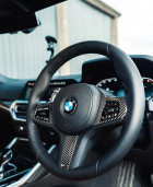 Karbonový kryt nevyhřívaného volantu – lesklý karbon BMW M modely (2018+, F40, F44, G20, G21, G42, G30)