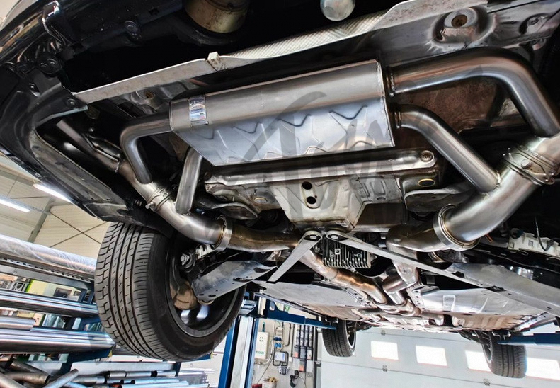 Výfukový systém BMW X7 50i vč. sportovních katalyzátorů MG Motorsport – tovární záruka, karbonové koncovky