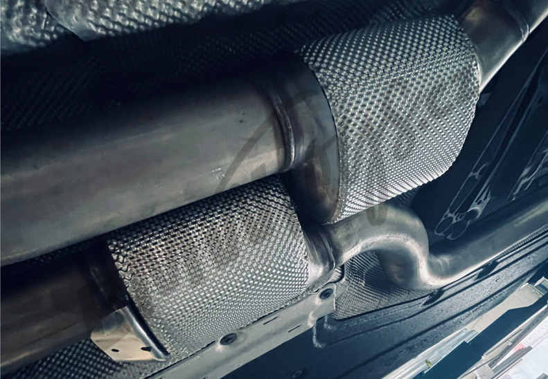 Úprava výfukového systému BMW M5 (F90) vč. sportovních katalyzátorů MG Motorsport – tovární záruka, karbonové koncovky